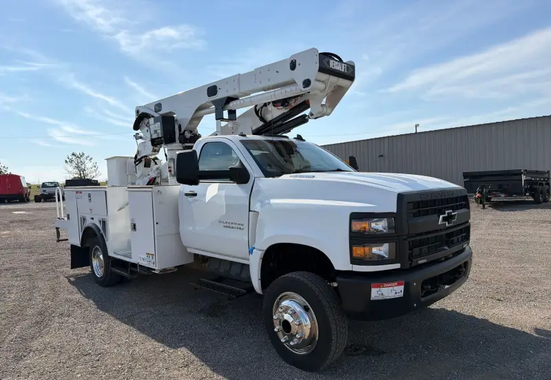2022 Chevrolet Silverado 5500HD photo 3