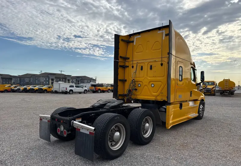 2021 Freightliner Cascadia 126 photo 5