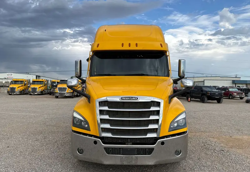 2021 Freightliner Cascadia 126 photo 2