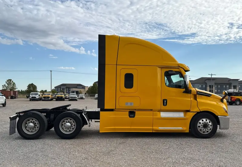 2021 Freightliner Cascadia 126 photo 4